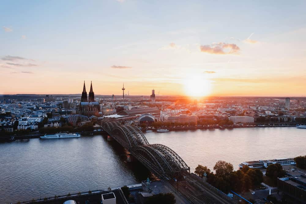 Blick über den Rhein auf Köln im Abendlicht
