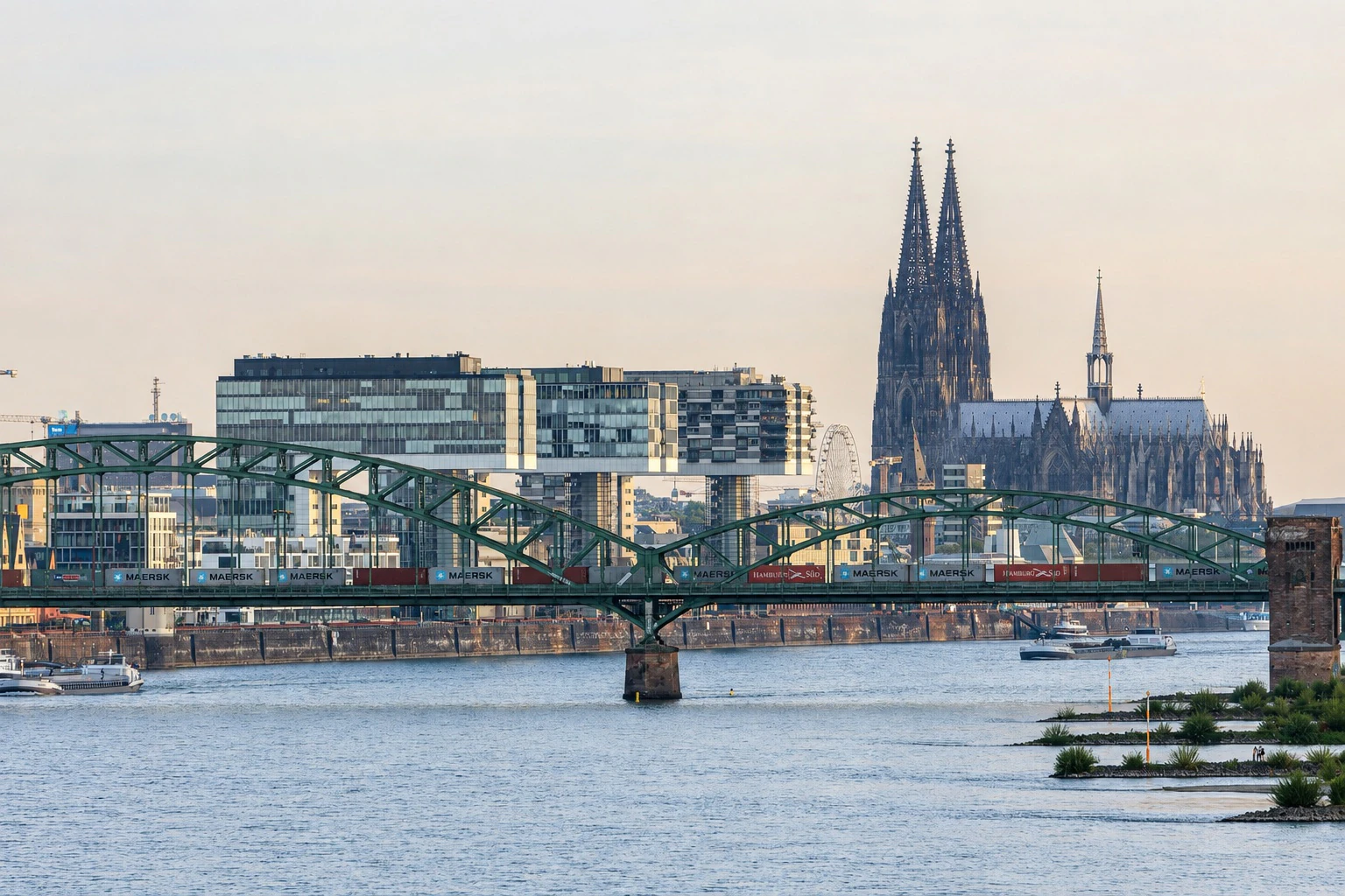 Blick über den Rhein auf Köln mit Dom, Kranhäusern und Südbrücke